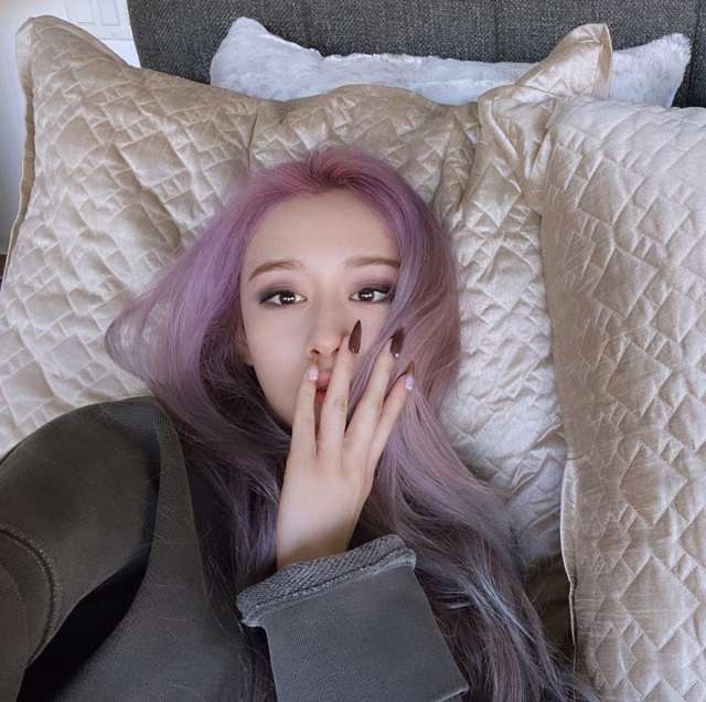 Ji-yeon is one of the idols who experiment many hairstyle and color, and this pastel hair looks great on her.