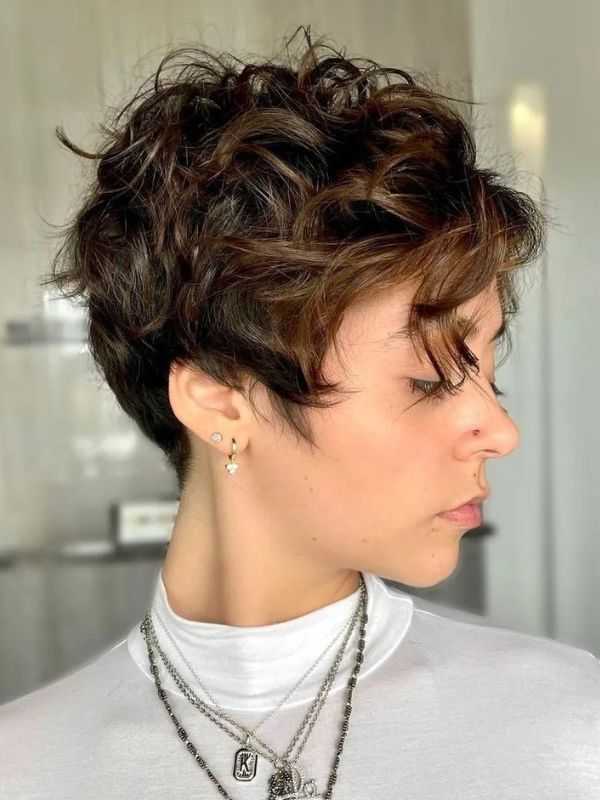 Convey your confidence and personality with a pixie curly wig 