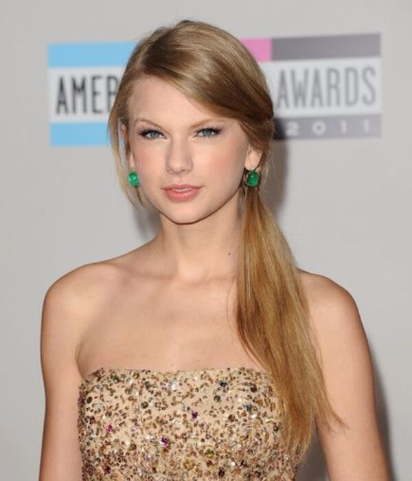 Taylor Swift at the 2011 American Music Awards