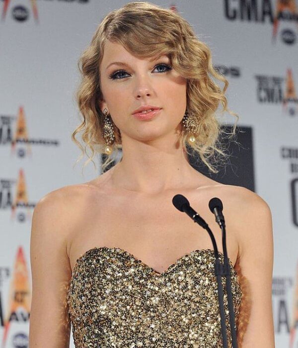 Taylor Swift at the 43rd annual CMA Awards (2009)