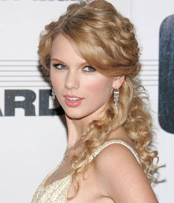 Taylor Swift at the 41st Annual CMA Awards (2007)