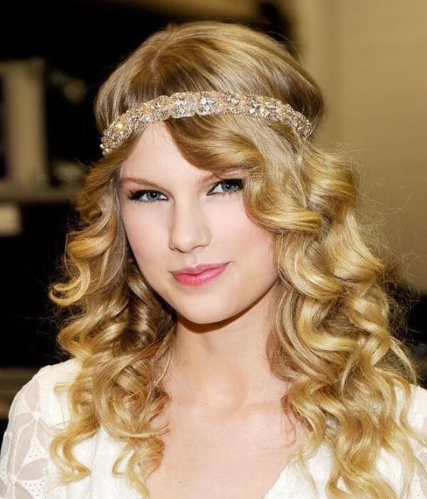 Taylor Swift at 44th annual Academy Of Country Music Awards (2009)