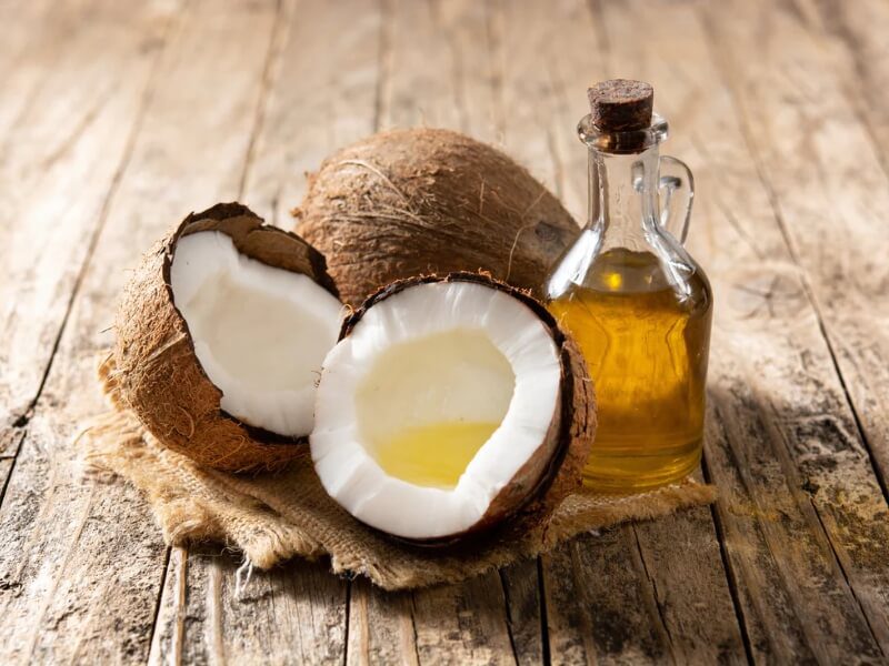 Coconut oil helps moisturize and prevents hair loss effectively