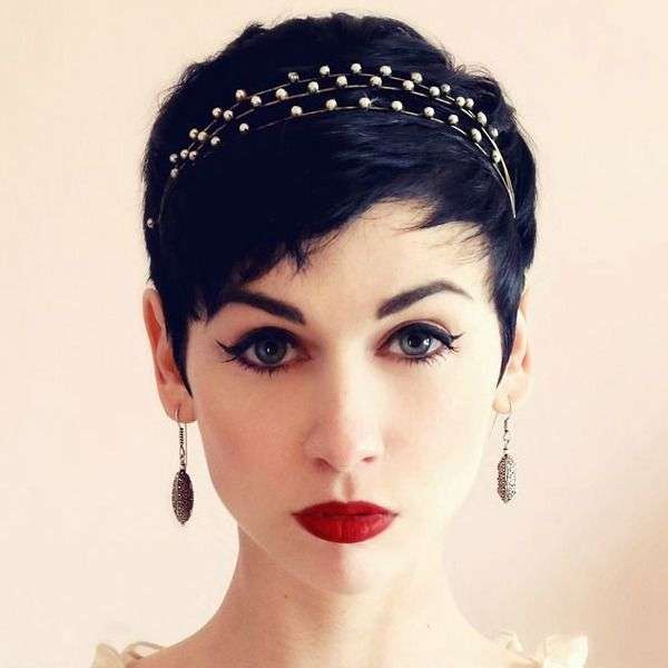 Pixie hair with accessories - short hairstyles for holidays