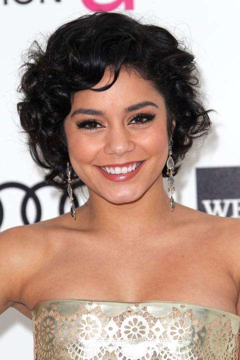 short natural curly hairstyles for round faces